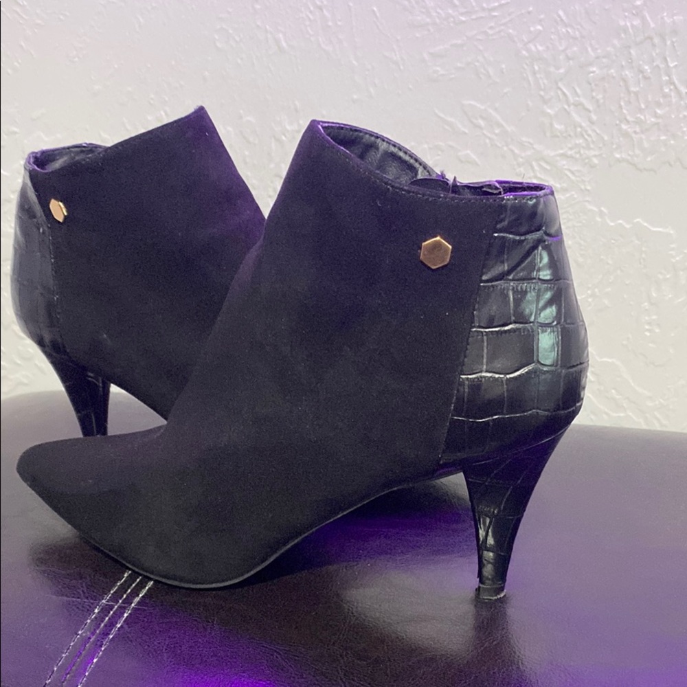 Jaclyn Smith Black Ankle Boots with Elegant Design - Picture 3 of 16